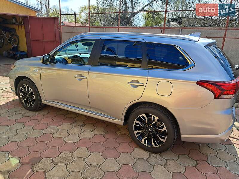 Внедорожник / Кроссовер Mitsubishi Outlander 2017 в Беляевке