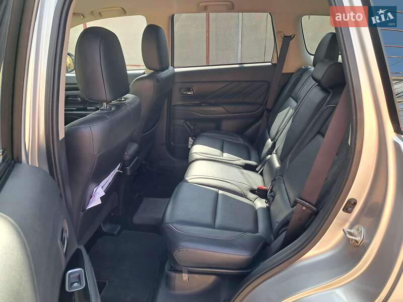 Внедорожник / Кроссовер Mitsubishi Outlander 2017 в Беляевке
