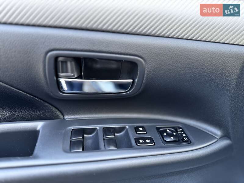 Внедорожник / Кроссовер Mitsubishi Outlander 2015 в Дрогобыче