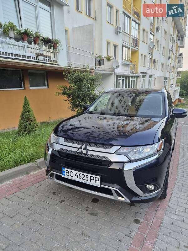 Внедорожник / Кроссовер Mitsubishi Outlander 2019 в 