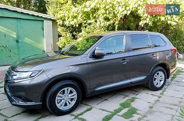 Внедорожник / Кроссовер Mitsubishi Outlander 2021 в 