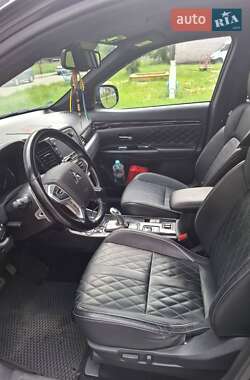 Внедорожник / Кроссовер Mitsubishi Outlander 2019 в 