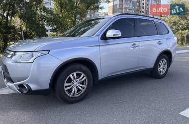 Внедорожник / Кроссовер Mitsubishi Outlander 2015 в Киеве