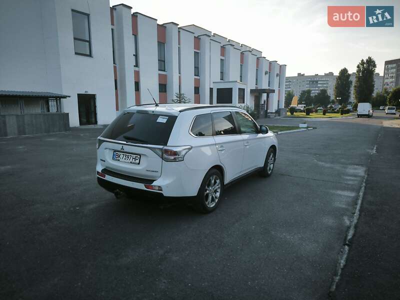 Внедорожник / Кроссовер Mitsubishi Outlander 2013 в Вараше