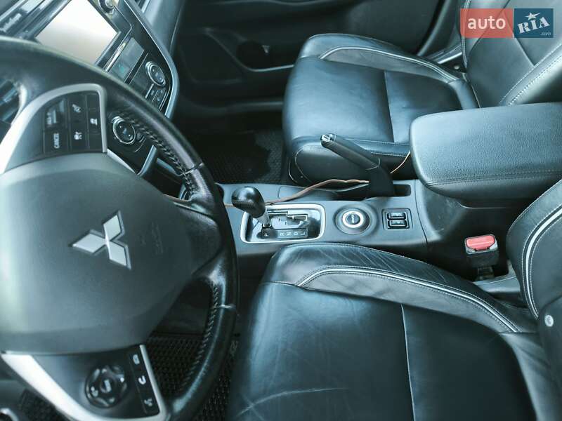 Внедорожник / Кроссовер Mitsubishi Outlander 2013 в Вараше