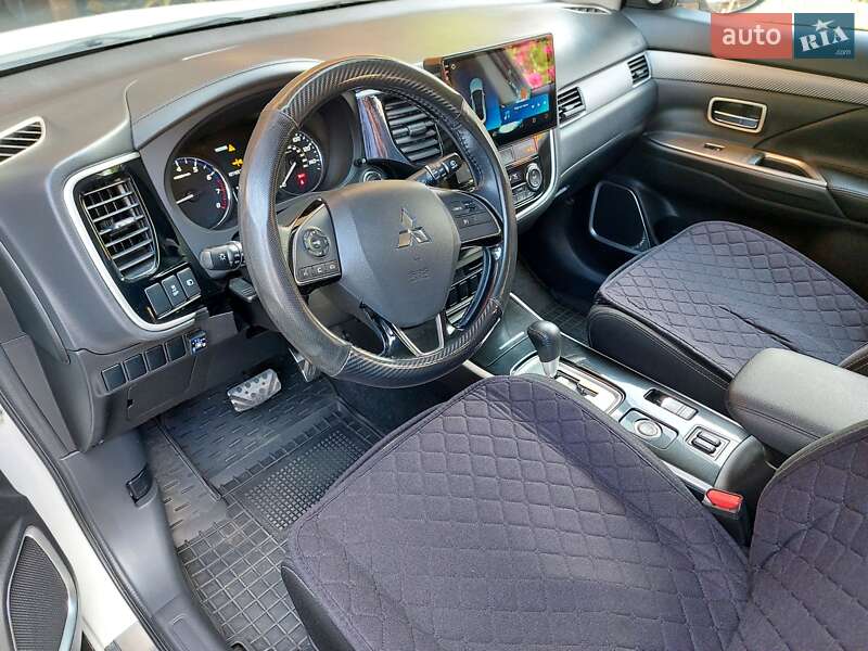Позашляховик / Кросовер Mitsubishi Outlander 2016 в Івано-Франківську