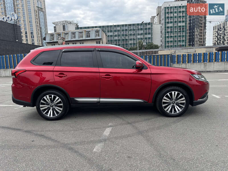 Внедорожник / Кроссовер Mitsubishi Outlander 2023 в Киеве