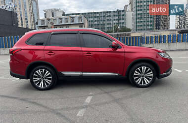 Внедорожник / Кроссовер Mitsubishi Outlander 2023 в 