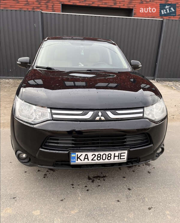 Внедорожник / Кроссовер Mitsubishi Outlander 2013 в 