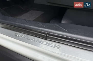 Внедорожник / Кроссовер Mitsubishi Outlander 2012 в 