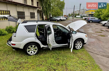 Внедорожник / Кроссовер Mitsubishi Outlander 2012 в 