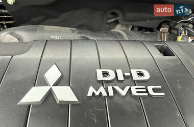 Внедорожник / Кроссовер Mitsubishi Outlander 2012 в 