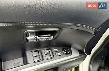 Внедорожник / Кроссовер Mitsubishi Outlander 2012 в 