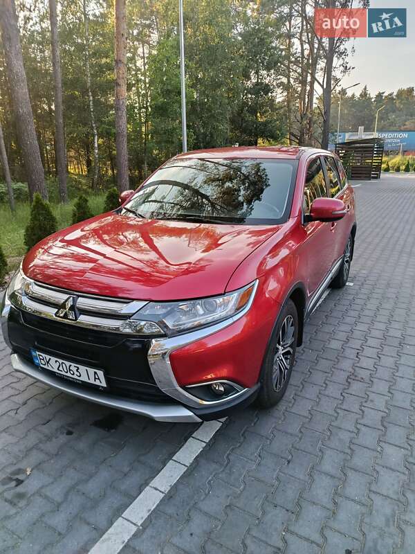 Внедорожник / Кроссовер Mitsubishi Outlander 2017 в Луцке