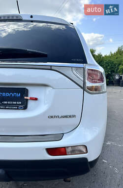 Внедорожник / Кроссовер Mitsubishi Outlander 2013 в 