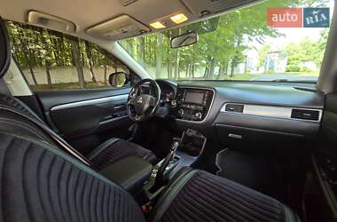 Внедорожник / Кроссовер Mitsubishi Outlander 2015 в 