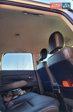 Внедорожник / Кроссовер Mitsubishi Outlander 2015 в 