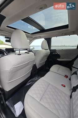Позашляховик / Кросовер Mitsubishi Outlander 2023 в 