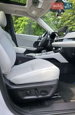 Позашляховик / Кросовер Mitsubishi Outlander 2023 в 