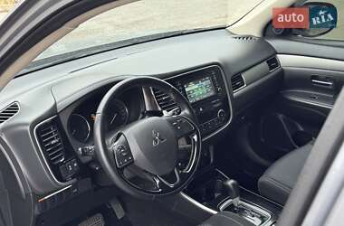 Внедорожник / Кроссовер Mitsubishi Outlander 2017 в 