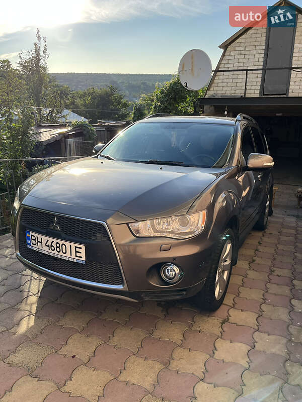 Позашляховик / Кросовер Mitsubishi Outlander 2011 в Окнах