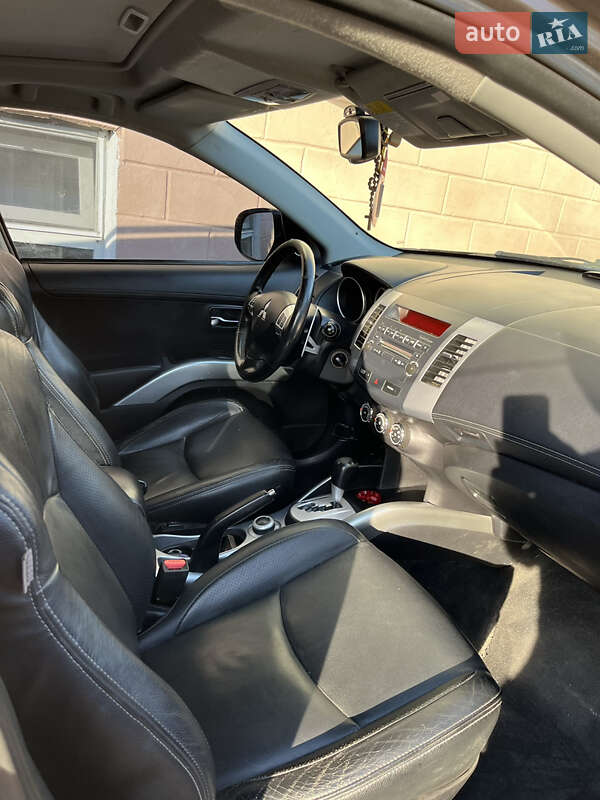 Позашляховик / Кросовер Mitsubishi Outlander 2011 в Окнах