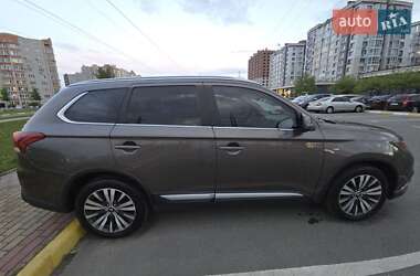 Внедорожник / Кроссовер Mitsubishi Outlander 2015 в 