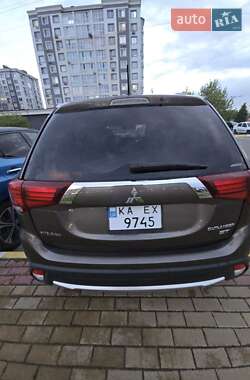 Внедорожник / Кроссовер Mitsubishi Outlander 2015 в 