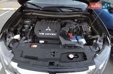 Внедорожник / Кроссовер Mitsubishi Outlander 2015 в 