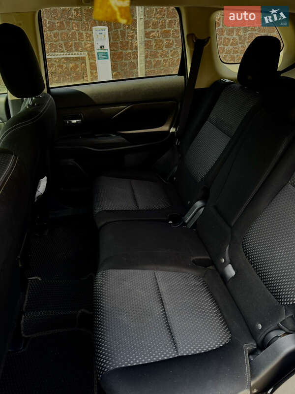 Внедорожник / Кроссовер Mitsubishi Outlander 2016 в Кропивницком