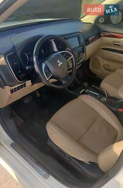 Внедорожник / Кроссовер Mitsubishi Outlander 2013 в 