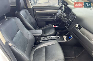 Внедорожник / Кроссовер Mitsubishi Outlander 2012 в 