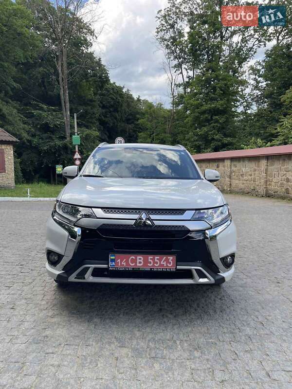 Позашляховик / Кросовер Mitsubishi Outlander 2021 в Чернівцях
