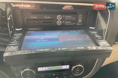 Позашляховик / Кросовер Mitsubishi Outlander 2015 в 