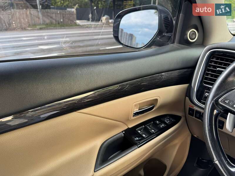 Позашляховик / Кросовер Mitsubishi Outlander 2015 в Броварах