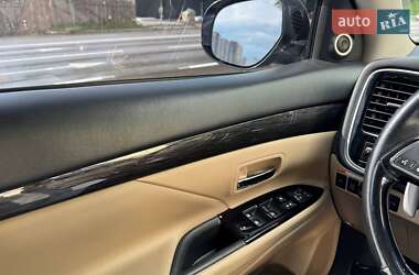 Позашляховик / Кросовер Mitsubishi Outlander 2015 в 