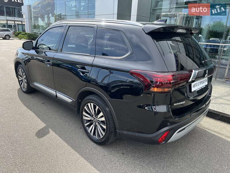 Внедорожник / Кроссовер Mitsubishi Outlander 2020 в Киеве