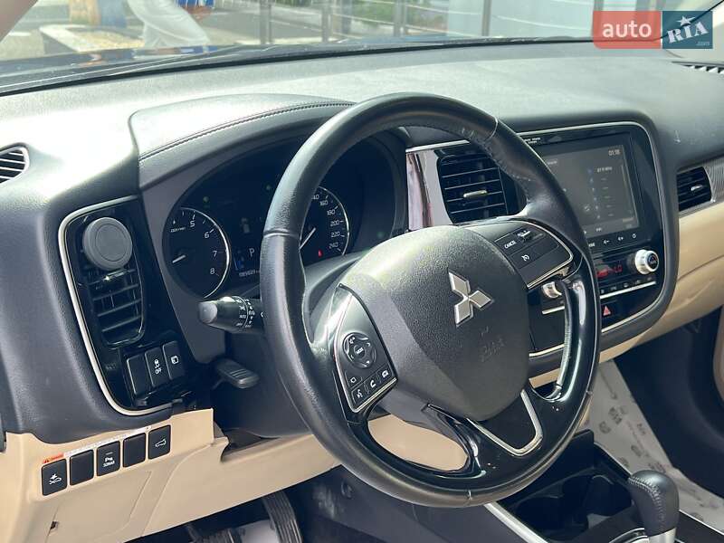 Внедорожник / Кроссовер Mitsubishi Outlander 2020 в Киеве