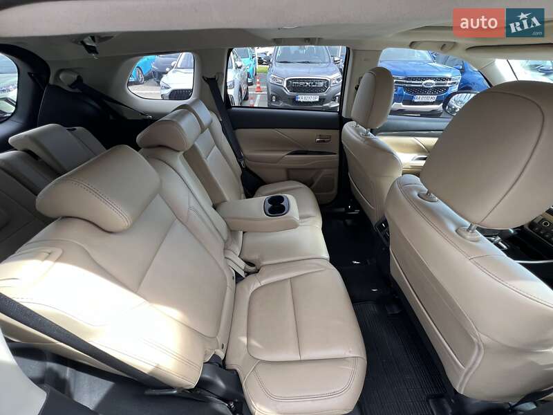 Внедорожник / Кроссовер Mitsubishi Outlander 2020 в Киеве