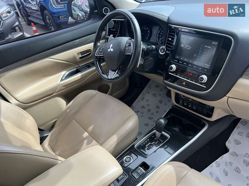 Внедорожник / Кроссовер Mitsubishi Outlander 2020 в Киеве