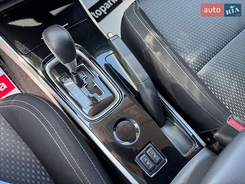 Внедорожник / Кроссовер Mitsubishi Outlander 2021 в Запорожье