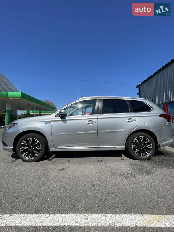 Позашляховик / Кросовер Mitsubishi Outlander 2018 в Києві