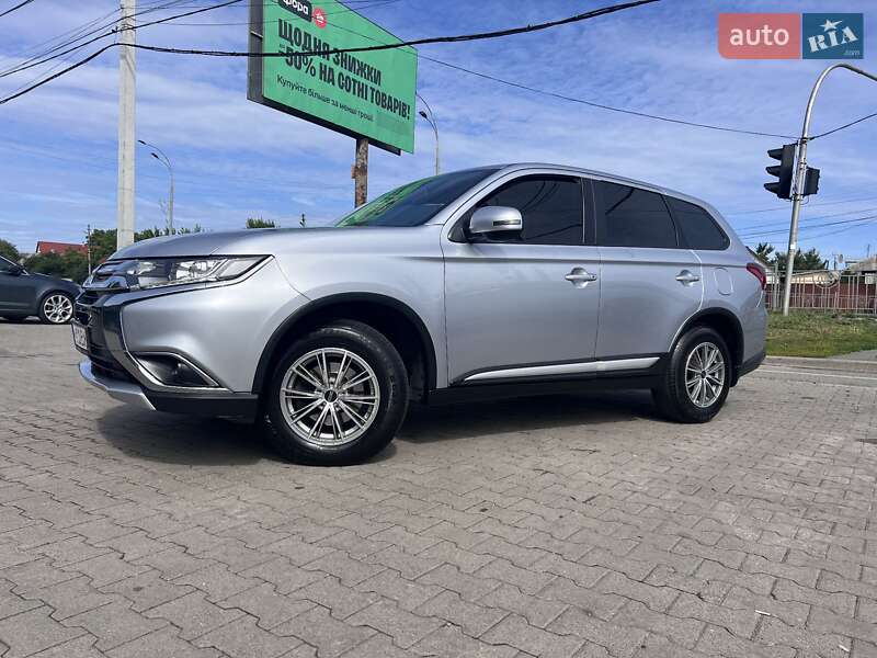 Внедорожник / Кроссовер Mitsubishi Outlander 2016 в Киеве