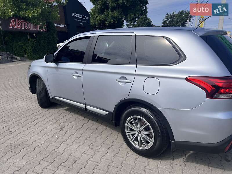 Внедорожник / Кроссовер Mitsubishi Outlander 2016 в Киеве