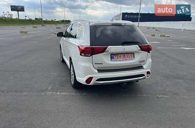Внедорожник / Кроссовер Mitsubishi Outlander 2016 в 