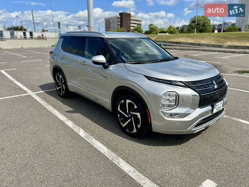 Внедорожник / Кроссовер Mitsubishi Outlander 2023 в Киеве