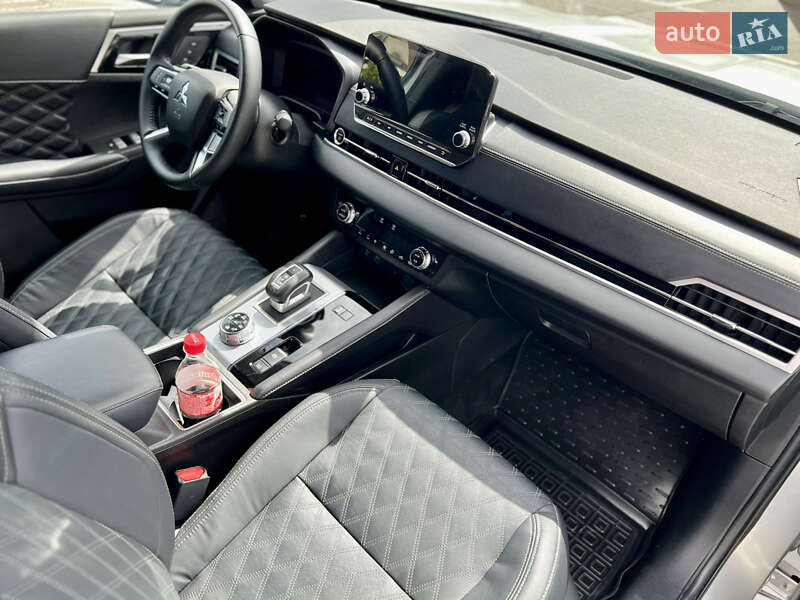 Внедорожник / Кроссовер Mitsubishi Outlander 2023 в Киеве