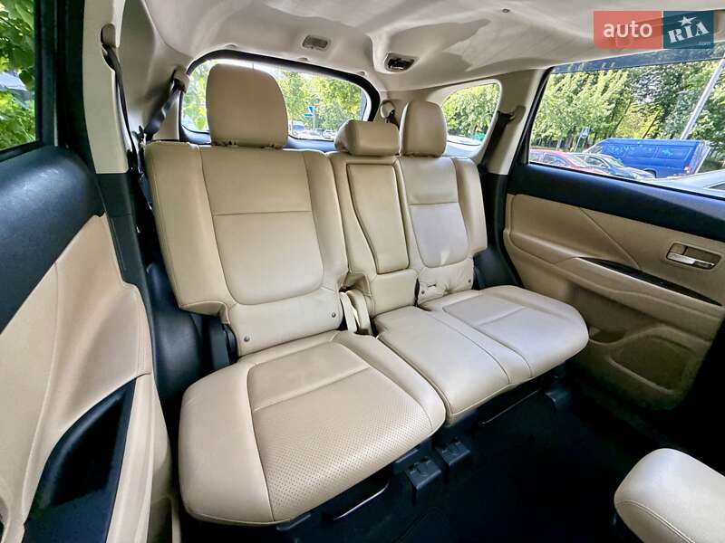 Внедорожник / Кроссовер Mitsubishi Outlander 2017 в Киеве