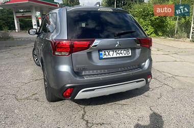 Внедорожник / Кроссовер Mitsubishi Outlander 2017 в 
