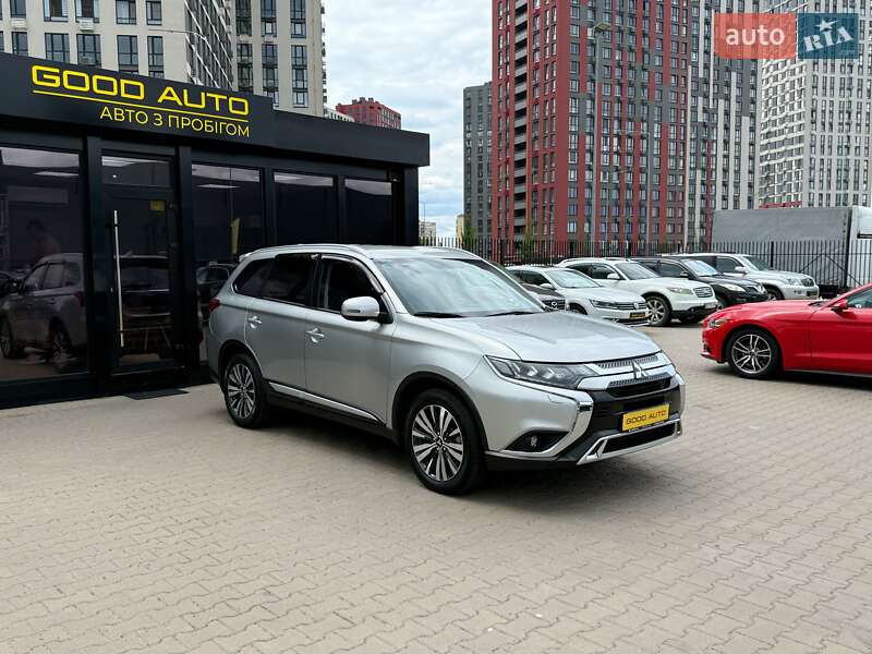 Внедорожник / Кроссовер Mitsubishi Outlander 2023 в Киеве